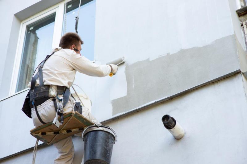 Peindre une fa&ccedil;ade demande une pr&eacute;paration du support diff&eacute;rente d'un mur int&eacute;rieur
